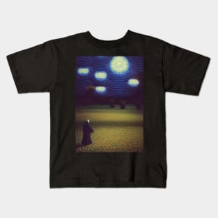 GHOSTLY FIGURE ON HALLOWEEN NIGHT Kids T-Shirt